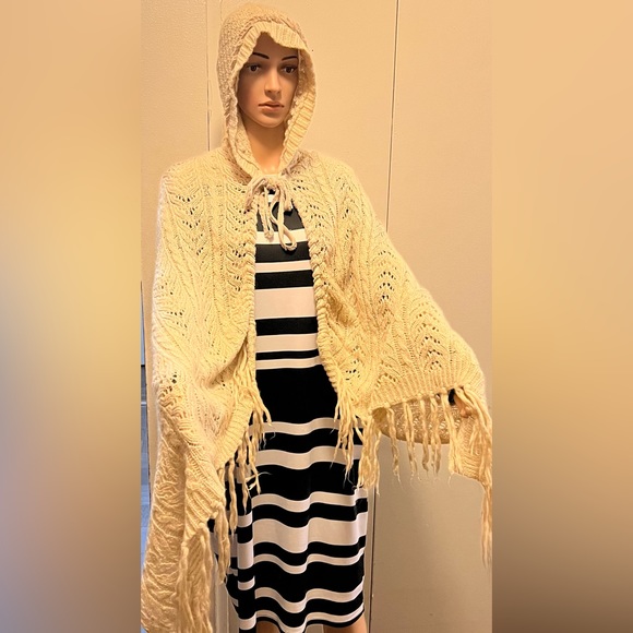 COUTURE ACCESSORIES SHAWL WITH A HOOD NWOT - Picture 3 of 6